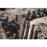 Des soldats estoniens s'apprêtent à repousser un assaut des soldats français sur leur position dans les tranchées à Tapa, en Estonie.