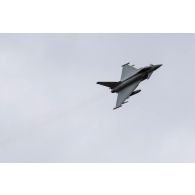 Un avion Typhoon de la Royal Air Force (RAF) survole le camp de Tapa, en Estonie.