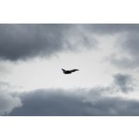 Un avion Typhoon de la Royal Air Force (RAF) survole le camp de Tapa, en Estonie.