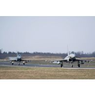 Des avions Typhoon de la Royal Air Force (RAF) et de la Luftwaffe roulent sur une piste à Tapa, en Estonie.