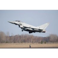 Décollage d'un avion Typhoon de la Royal Air Force (RAF) depuis une piste à Tapa, en Estonie.