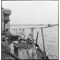 Le chasseur n°5, chasseur de sous-marins, dans un port, probablement celui de Brest.