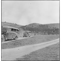 Les soldats réfugiés polonais embarqués dans des autocars sont en route pour le camp de Carpiagne.