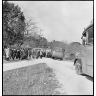 Des soldats réfugiés polonais, débarqués du paquebot SS Warszawa à Marseille, arrivent au camp de Carpiagne.