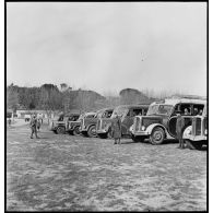 Des soldats réfugiés polonais, débarqués du paquebot SS Warszawa à Marseille, arrivent au camp de Carpiagne.