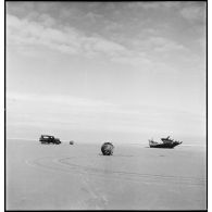 Une équipe de déminage de la Marine nationale intervient en autochenille sur une plage de Dunkerque.