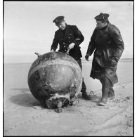 Chef d'équipe d'armuriers démineurs de la Marine nationale et un matelot.