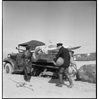 Une fois les mines sous-marines neutralisées accrochées à l'autochenille, l'équipe d'armuriers démineurs de la Marine nationale rassemble son matériel.