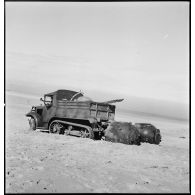 Mines sous-marines neutralisées tractées par une autochenille sur une plage de Dunkerque.