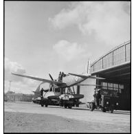 Remorquage d'un hydravion Latécoère 298 de l'escadrille de torpillage T3 sur la base d'aéronautique navale (BAN) de Cherbourg-Chantereyne.