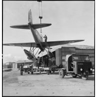 Suspendu à une grue, un hydravion Latécoère 298 de l'escadrille de torpillage T3 est mis en place sur une remorque sur la base d'aéronautique navale (BAN) de Cherbourg-Chantereyne.