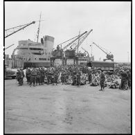 Rassemblement de troupes alpines sur un quai du port de Brest.