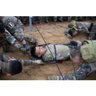 Des légionnaires de la 13e demi-brigade de la légion étrangère (DBLE) tirent leur camarade dans du sable sur un parcours du combattant à Tapa, en Estonie.