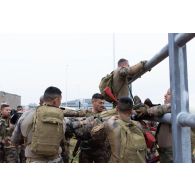 Des légionnaires de la 13e demi-brigade de la légion étrangère (DBLE) font franchir un obstacle à leur camarade sur un parcours du combattant à Tapa, en Estonie.