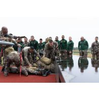 Des légionnaires de la 13e demi-brigade de la légion étrangère (DBLE) font franchir un tunnel à leur camarade sur un parcours du combattant à Tapa, en Estonie.