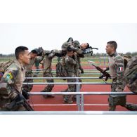 Des légionnaires de la 13e demi-brigade de la légion étrangère (DBLE) font franchir un obstacle à leur camarade sur un parcours du combattant à Tapa, en Estonie.