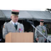 Le lieutenant-colonel Edouard Bros lit l'ordre du jour pour la cérémonie de Camerone  aux côtés du commandant Jean-Christophe de la 13e demi-brigade de la légion étrangère (DBLE) à Tapa, en Estonie.