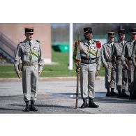 Le capitaine Robin de la 13e demi-brigade de la légion étrangère (DBLE) se tient sur les rangs pour la cérémonie de Camerone à Tapa, en Estonie.