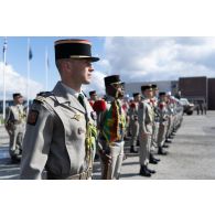 Le capitaine Robin de la 13e demi-brigade de la légion étrangère (DBLE) se tient sur les rangs pour la cérémonie de Camerone à Tapa, en Estonie.