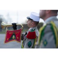 Le clairon de la 13e demi-brigade de la légion étrangère (DBLE) sonne pour une prise d'armes à Tapa, en Estonie.