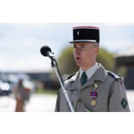 Le lieutenant François du 1er régiment étranger de cavalerie (REC) prononce le récit du combat de Camerone à Tapa, en Estonie.