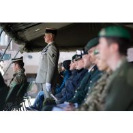 Un lieutenant-colonel de la légion étrangère écoute le récit du combat de Camerone depuis la tribune des invités à Tapa, en Estonie.