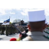 Rassemblement des légionnaires de la 13e demi-brigade de la légion étrangère (DBLE) aux côtés de leurs homologues estoniens et britanniques pour une prise d'armes à Tapa, en Estonie.