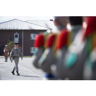 Le lieutenant François du 1er régiment étranger de cavalerie (REC) rejoint les rangs après avoir lu le récit du combat de Camerone à Tapa, en Estonie.