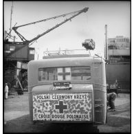 Autobus ambulance aux couleurs de la Croix-Rouge polonaise.