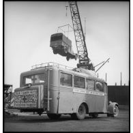 Autobus ambulance aux couleurs de la Croix-Rouge polonaise.