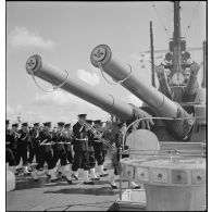 Départ de la fanfare à l'issue d'une cérémonie des couleurs à bord du cuirassé Paris.