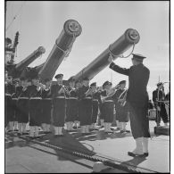 La fanfare joue avant une cérémonie des couleurs à bord du cuirassé Paris.