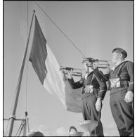 Clairons pendant l'exécution de l'hymne national au cours d'une cérémonie des couleurs à bord du cuirassé Paris.