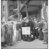 Exposition de la France d'Outre-mer au Grand Palais : visiteurs regardant une mine sous-marine.