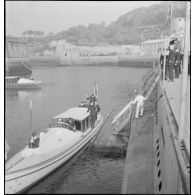 L'amiral de la flotte François Darlan, chef d'état-major de la Marine, quitte le bord du sous-marin Surcouf.