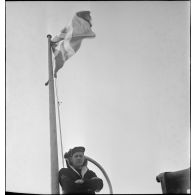 Pavillon danois hissé sur le mât d'un cargo saisi par la Royal Navy et remis à la Marine nationale.