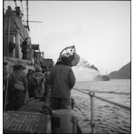 Navire en feu dans un fjord norvégien.