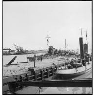 Dégâts et destructions dans le port de la ville de Flessingue.