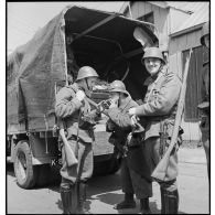 Fraternisation de soldats français et hollandais à Flessingue.