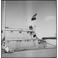 Montée des couleurs sur le croiseur protégé HNLMS Noordbrabant.