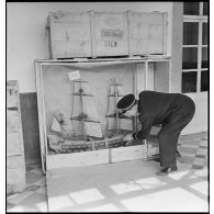 Ouverture de caisses contenant des objets du musée de la Marine, en provenance de l'exposition internationale de la technique de l'eau à Liège.