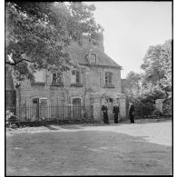 Le château de l'Inquiterie où sont entreposées des caisses contenant des objets du musée de la Marine, en provenance de l'exposition internationale de la technique de l'eau à Liège.