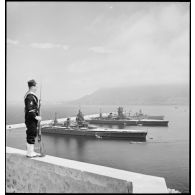 Les cuirassés Dunkerque et Strasbourg sont au mouillage dans la rade de Mers-el-Kébir.