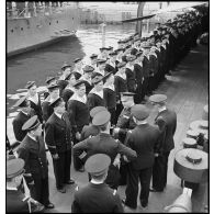 Le vice-amiral d'escadre Marcel Gensoul, commandant la Force de Raid, va passer les quartiers-maîtres et marins en revue lors de son inspection du contre-torpilleur Le Malin.