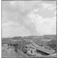 Vue en plongée sur un rassemblement de véhicules à Dunkerque.