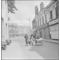 Civils dunkerquois fuyant les bombardements de la ville.