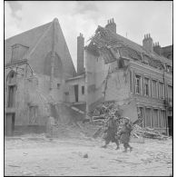 Soldats de la British expedionary force (BEF) dans Dunkerque en ruine.