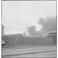 Incendie dans Dunkerque suite à un bombardement de la ville par l'aviation allemande.