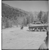 Progression d'un char léger Stuart M5 A1 du 1er régiment de fusiliers marins (RFM).