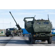 Présentation d'un lance-roquettes multiples américain M-142 high mobility artillery rocket system (HIMARS) et d'un camion équipé d'un système d'artillerie (CAESAR) à Tapa, en Estonie.